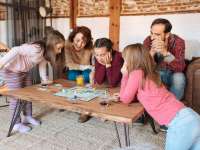 Milyen előnyei vannak a családi társasjátékozásnak?
