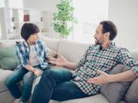 A jó szülő-gyerek kapcsolat segít az internet veszélyeinek kivédésében