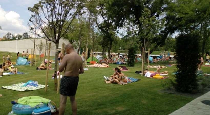 Debrecen új strandja, az Aquaticum - füves napozó